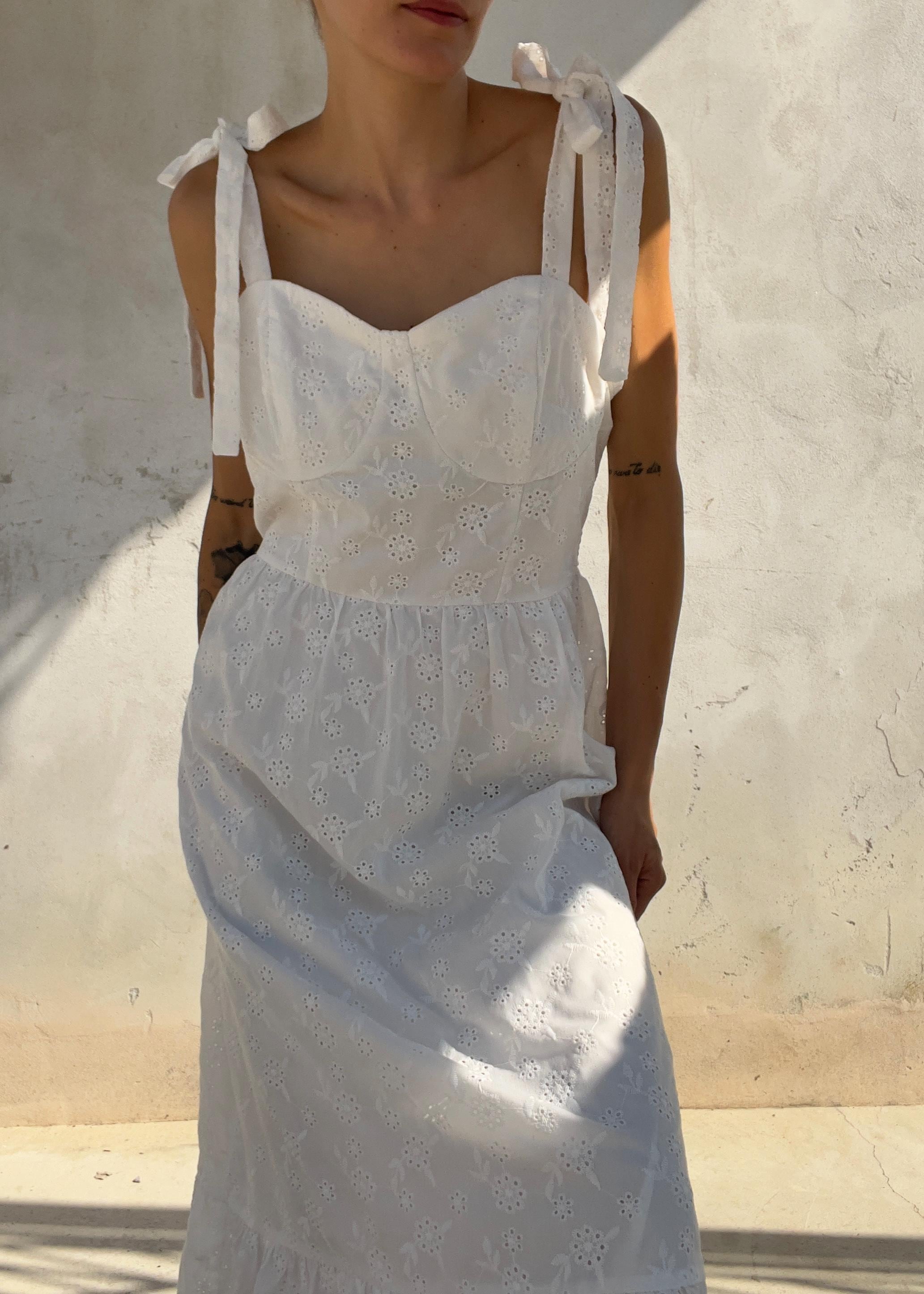 Abito midi in cotone bianco con ricami traforati e dettagli con lacci sulle spalle: abito estivo in