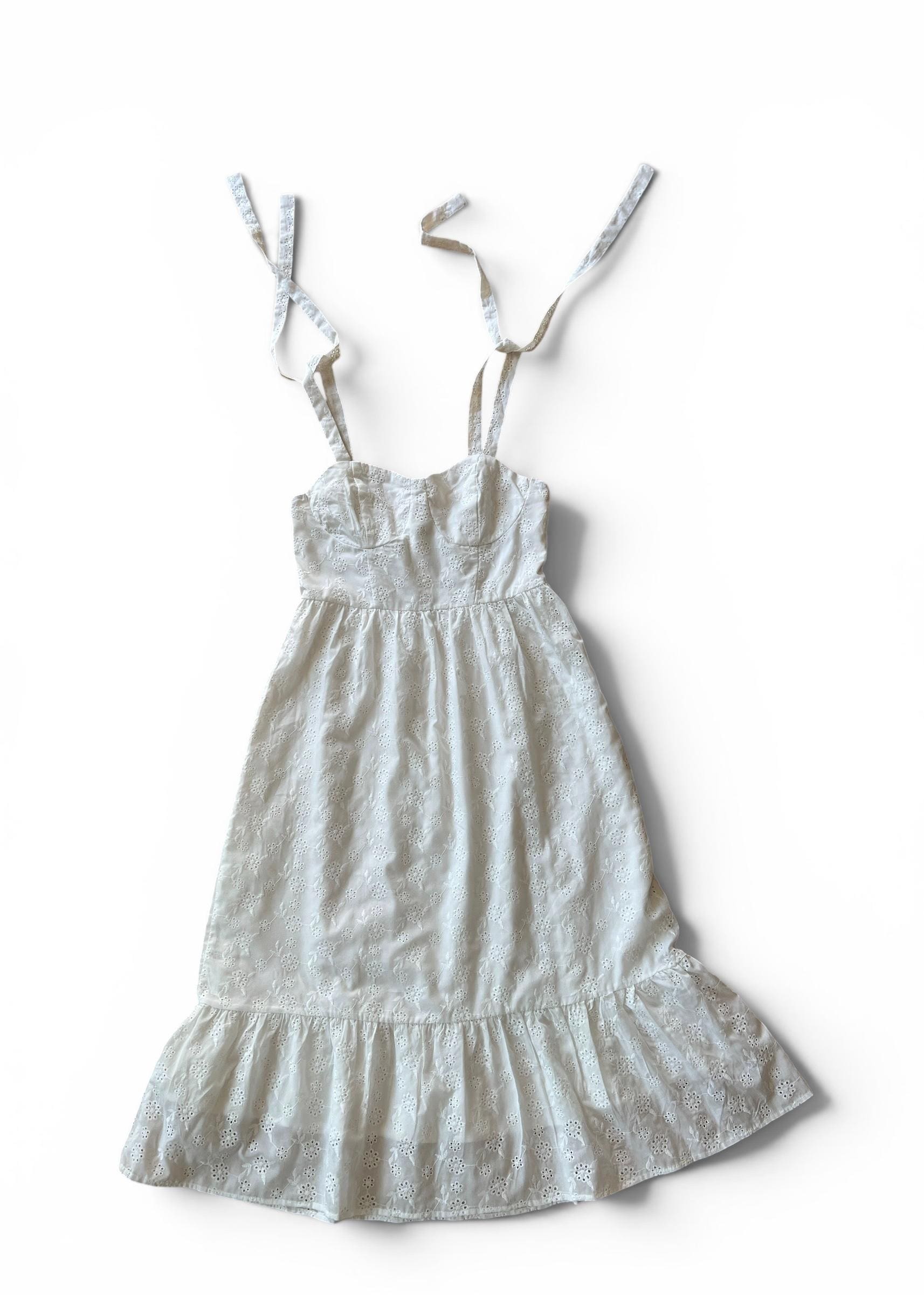 Abito midi in cotone bianco con ricami traforati e dettagli con lacci sulle spalle: abito estivo in