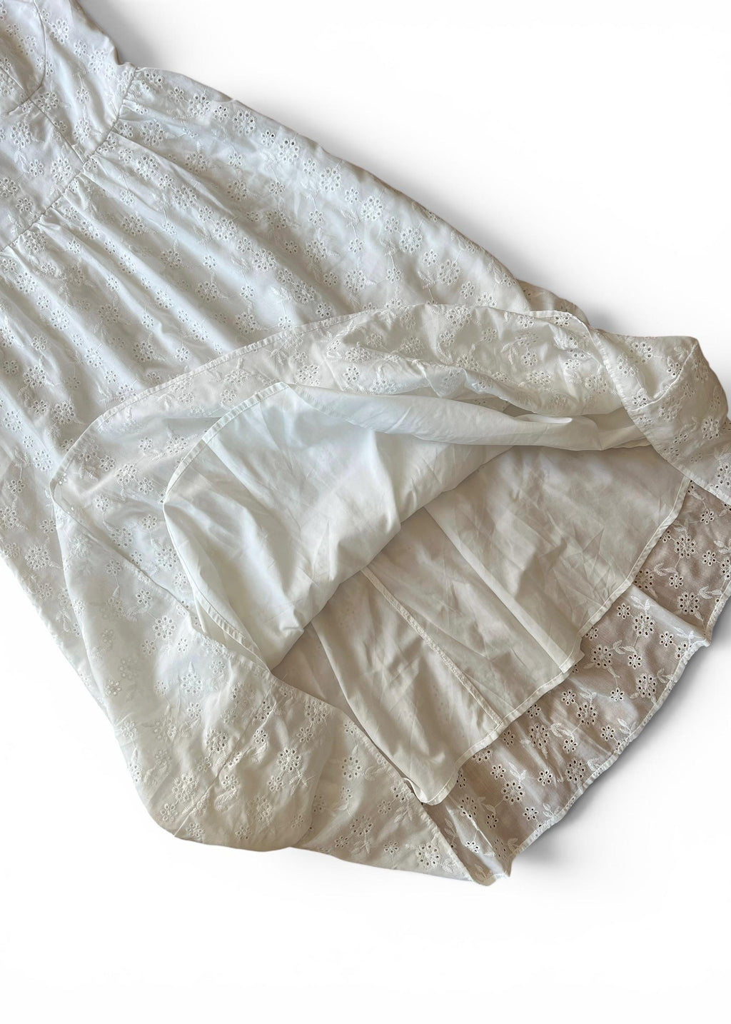 Abito midi in cotone bianco con ricami traforati e dettagli con lacci sulle spalle: abito estivo in