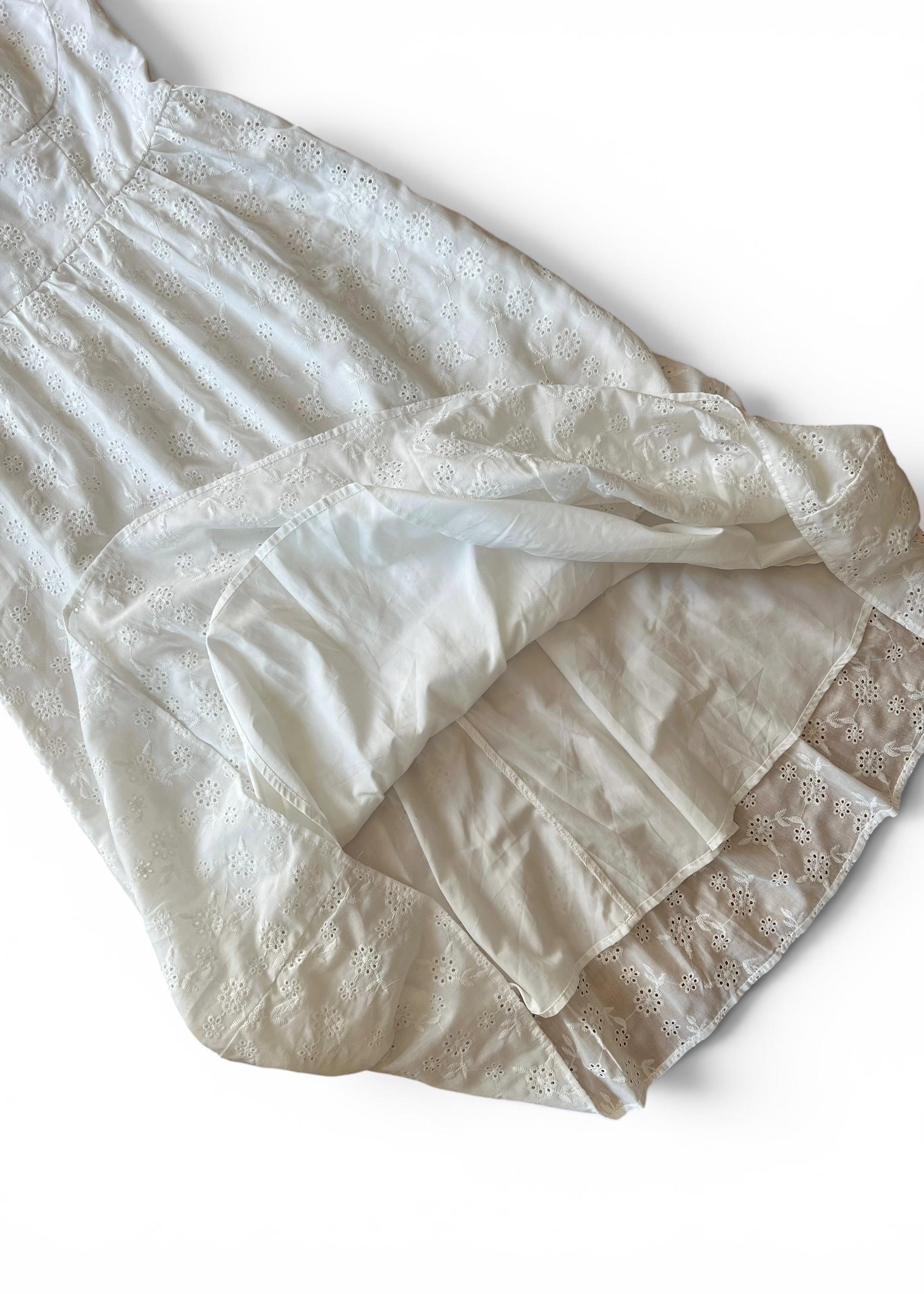 Abito midi in cotone bianco con ricami traforati e dettagli con lacci sulle spalle: abito estivo in
