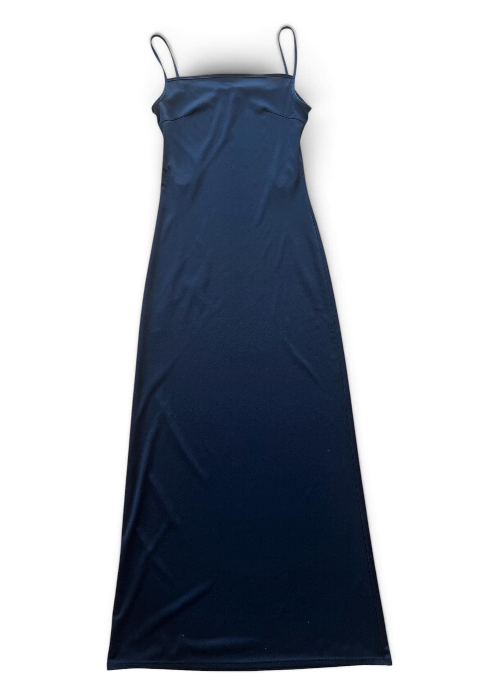 Abito lungo nero dal design minimal con delicato scollo drappeggiato e sottili spalline