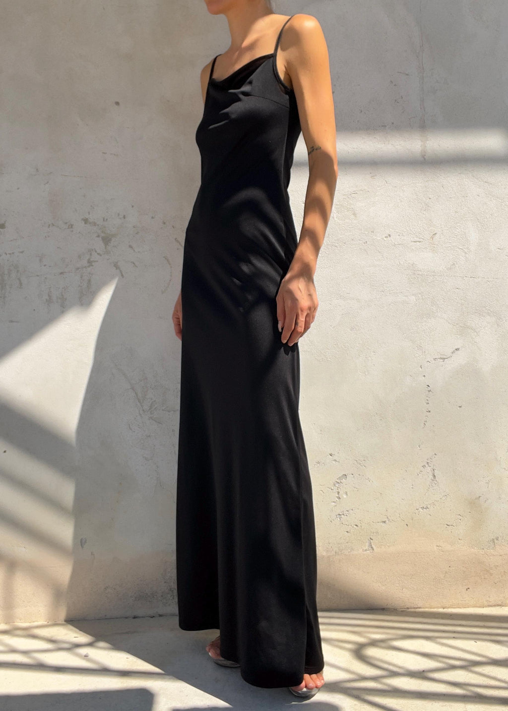 Abito lungo nero dal design minimal con delicato scollo drappeggiato e sottili spalline