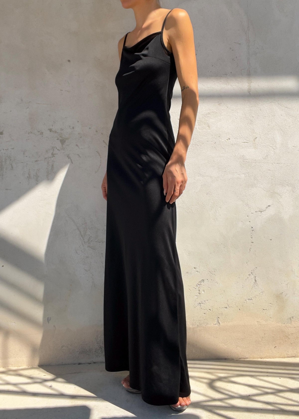 Abito lungo nero dal design minimal con delicato scollo drappeggiato e sottili spalline