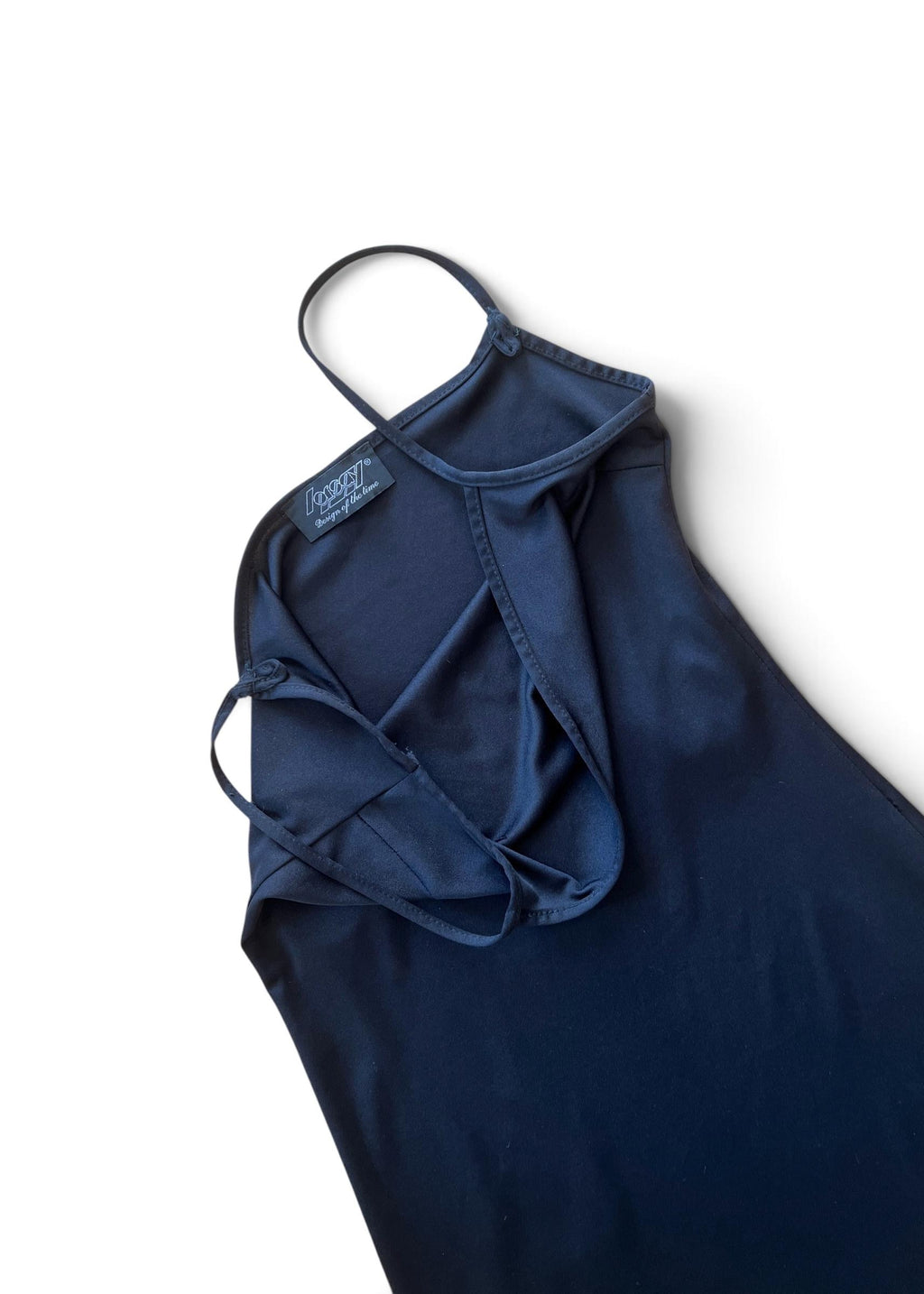 Abito lungo nero dal design minimal con delicato scollo drappeggiato e sottili spalline