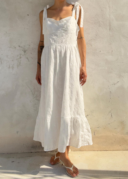 Abito midi in cotone bianco con ricami traforati e dettagli con lacci sulle spalle: abito estivo in