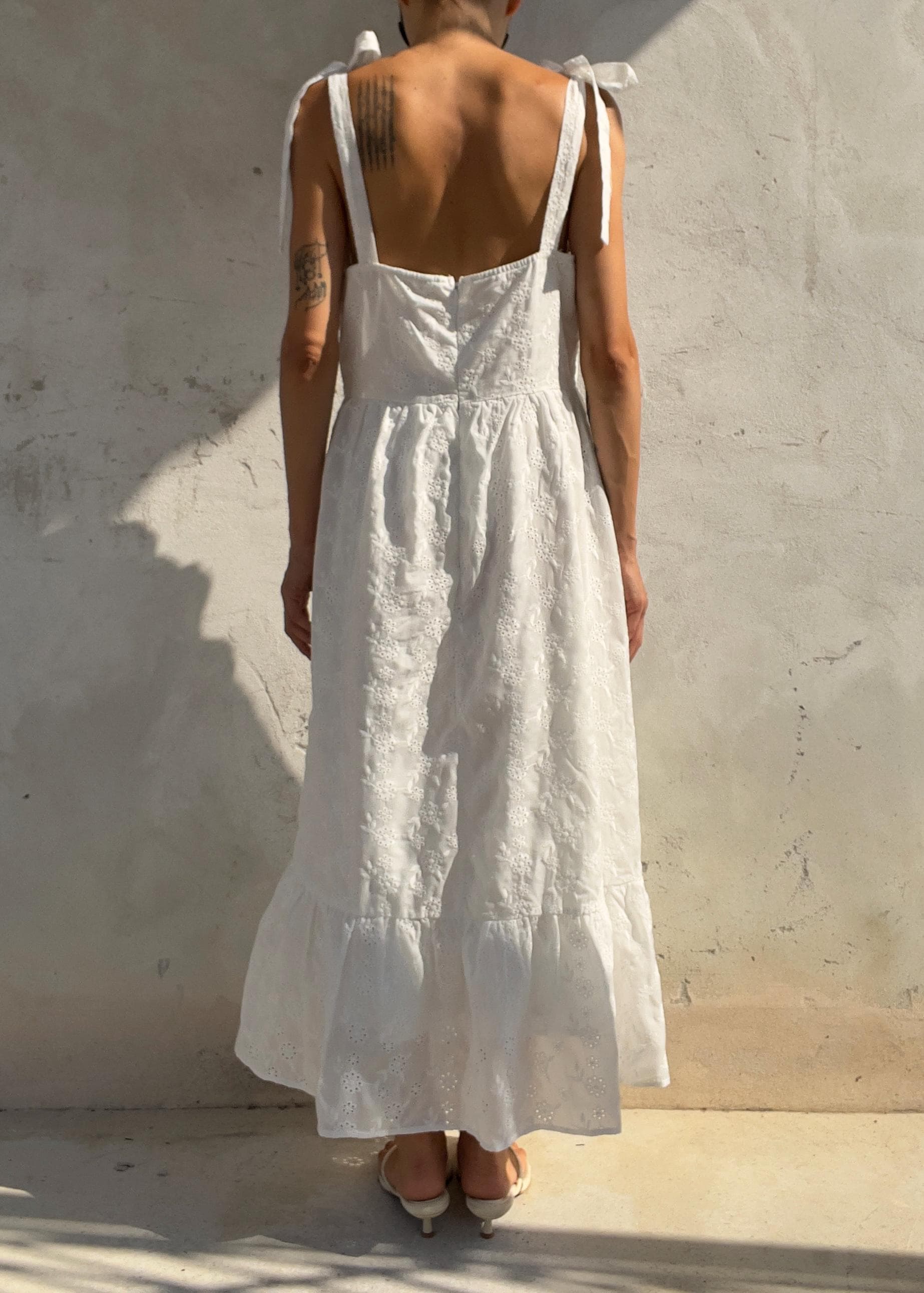 Abito midi in cotone bianco con ricami traforati e dettagli con lacci sulle spalle: abito estivo in