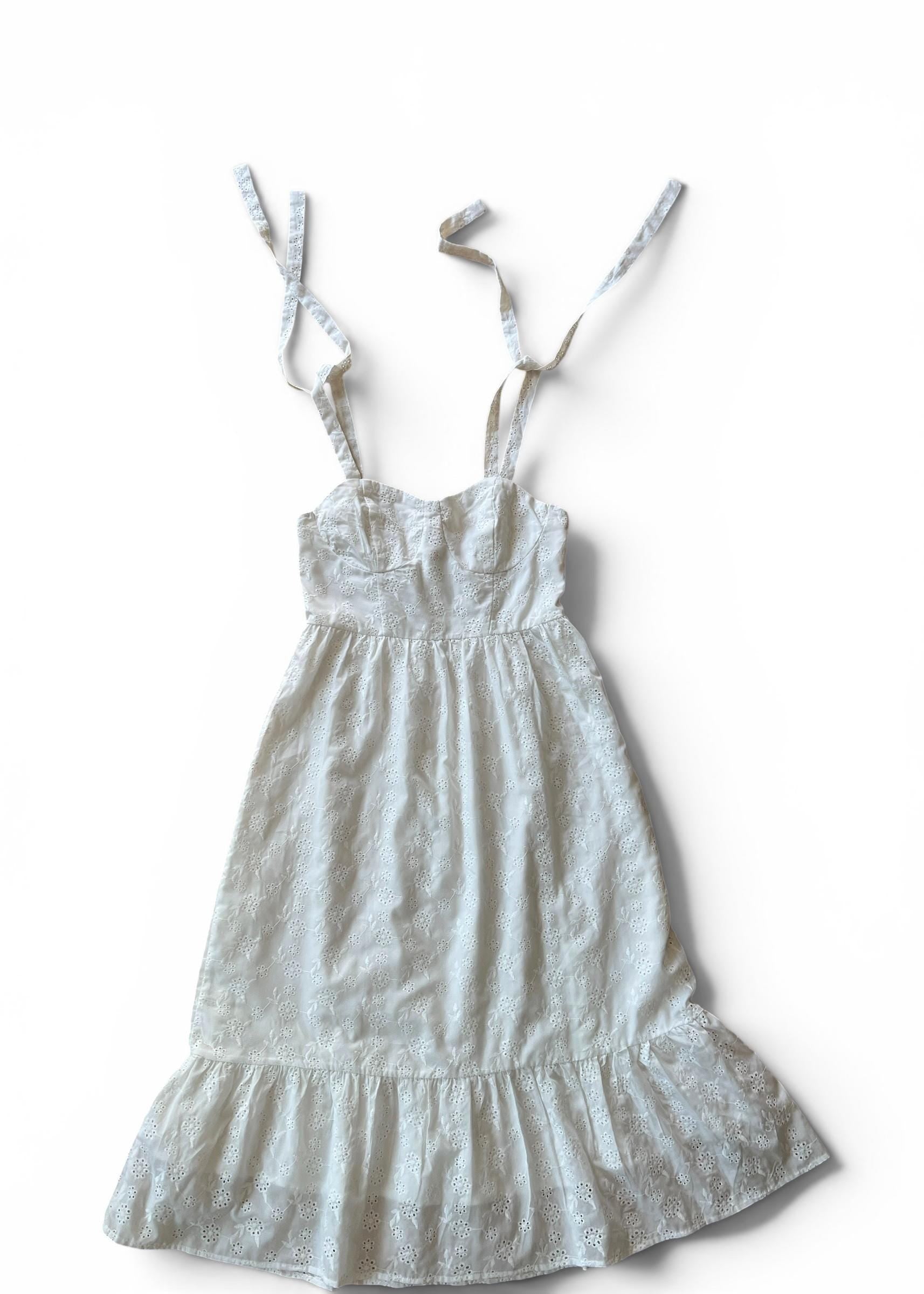 Abito midi in cotone bianco con ricami traforati e dettagli con lacci sulle spalle: abito estivo in