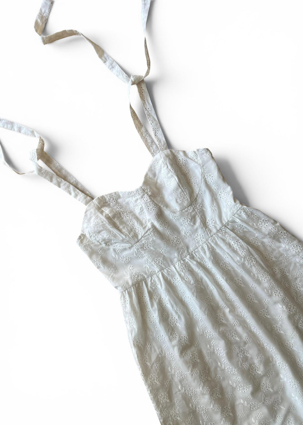 Abito midi in cotone bianco con ricami traforati e dettagli con lacci sulle spalle: abito estivo in