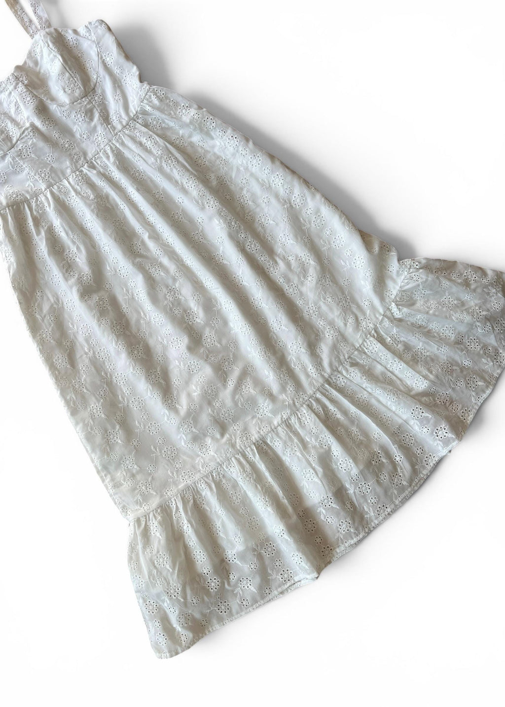 Abito midi in cotone bianco con ricami traforati e dettagli con lacci sulle spalle: abito estivo in