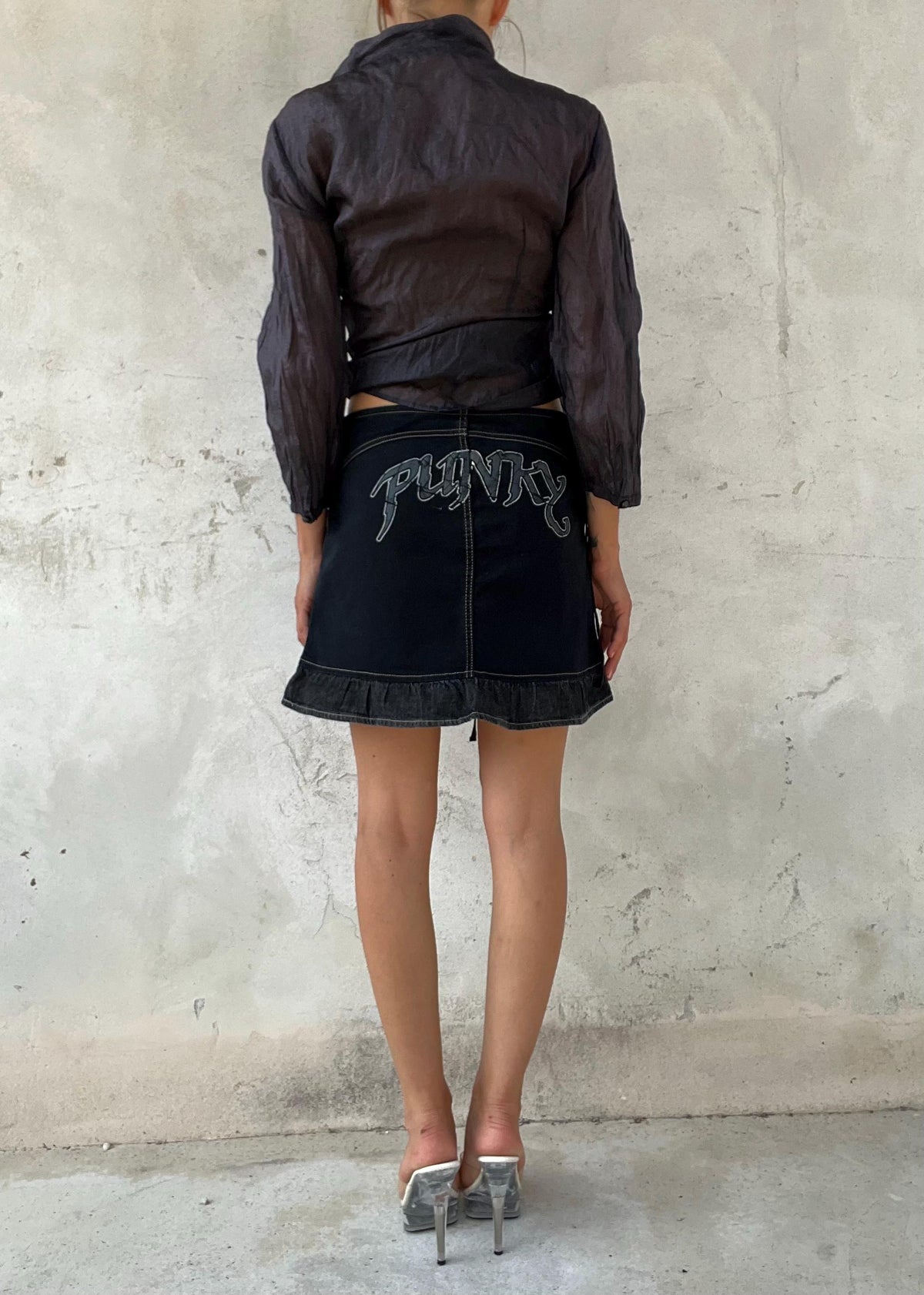 Minigonna Vintage Benetton Y2K Nera con Borchie, Volant Denim e Ricamo
