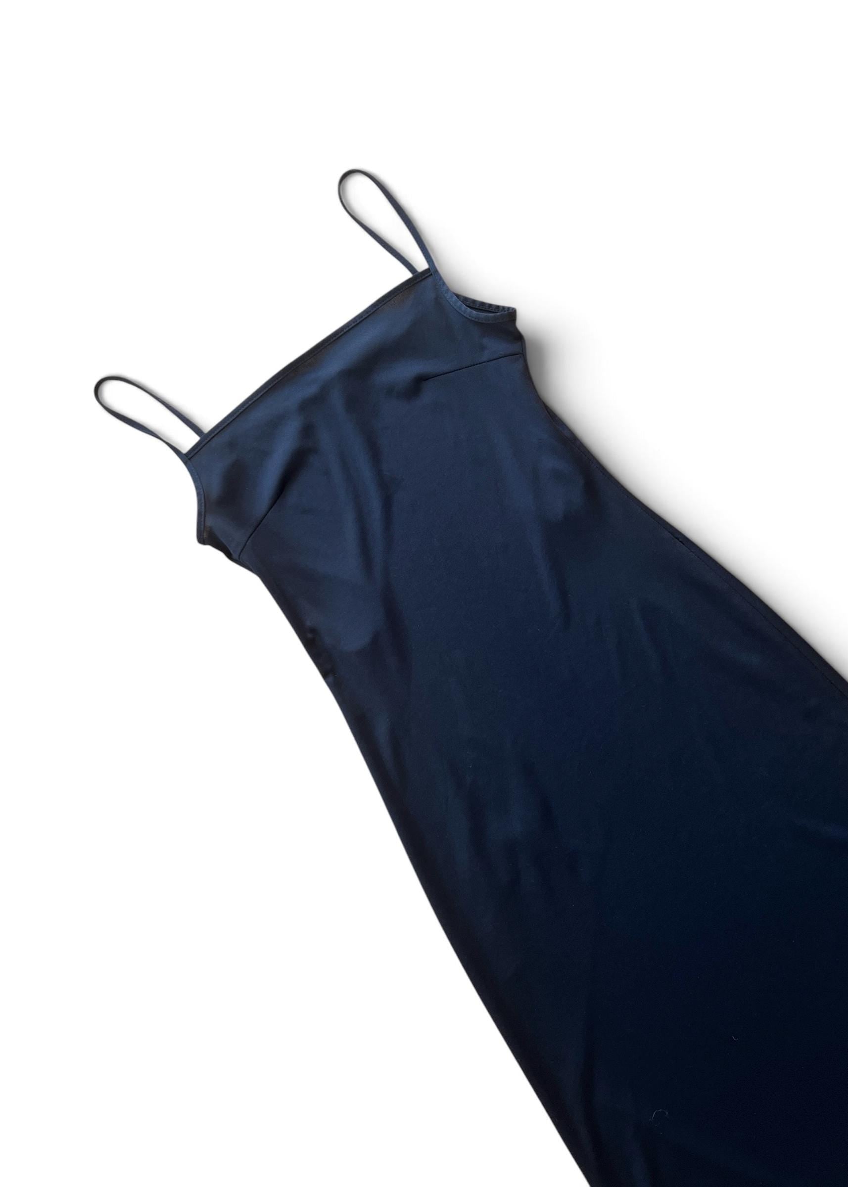 Abito lungo nero dal design minimal con delicato scollo drappeggiato e sottili spalline