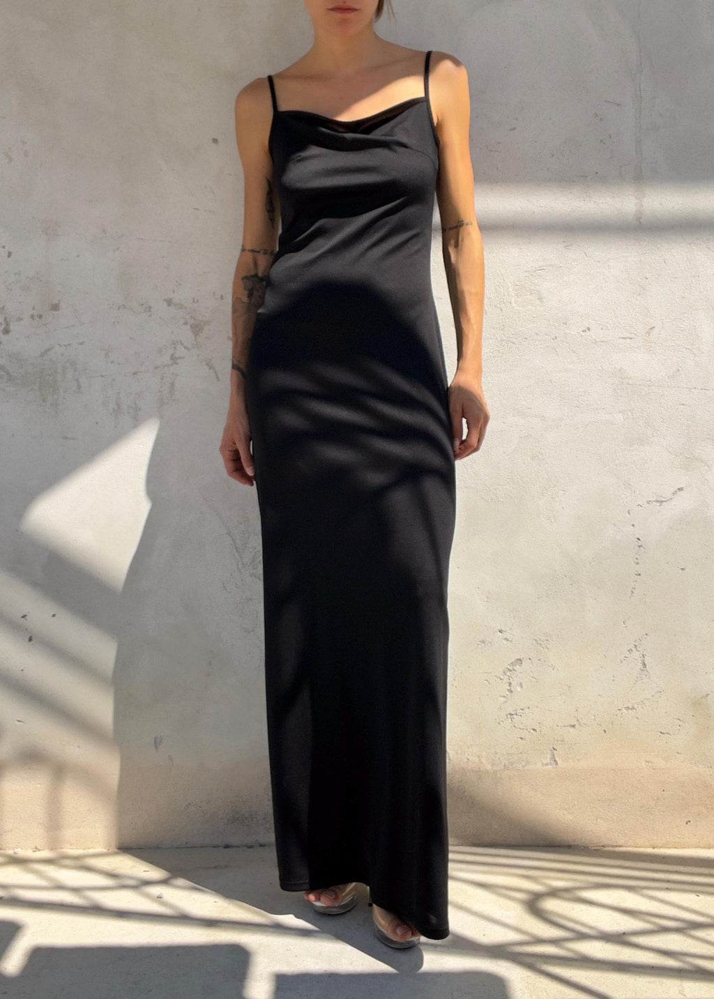 Abito lungo nero dal design minimal con delicato scollo drappeggiato e sottili spalline