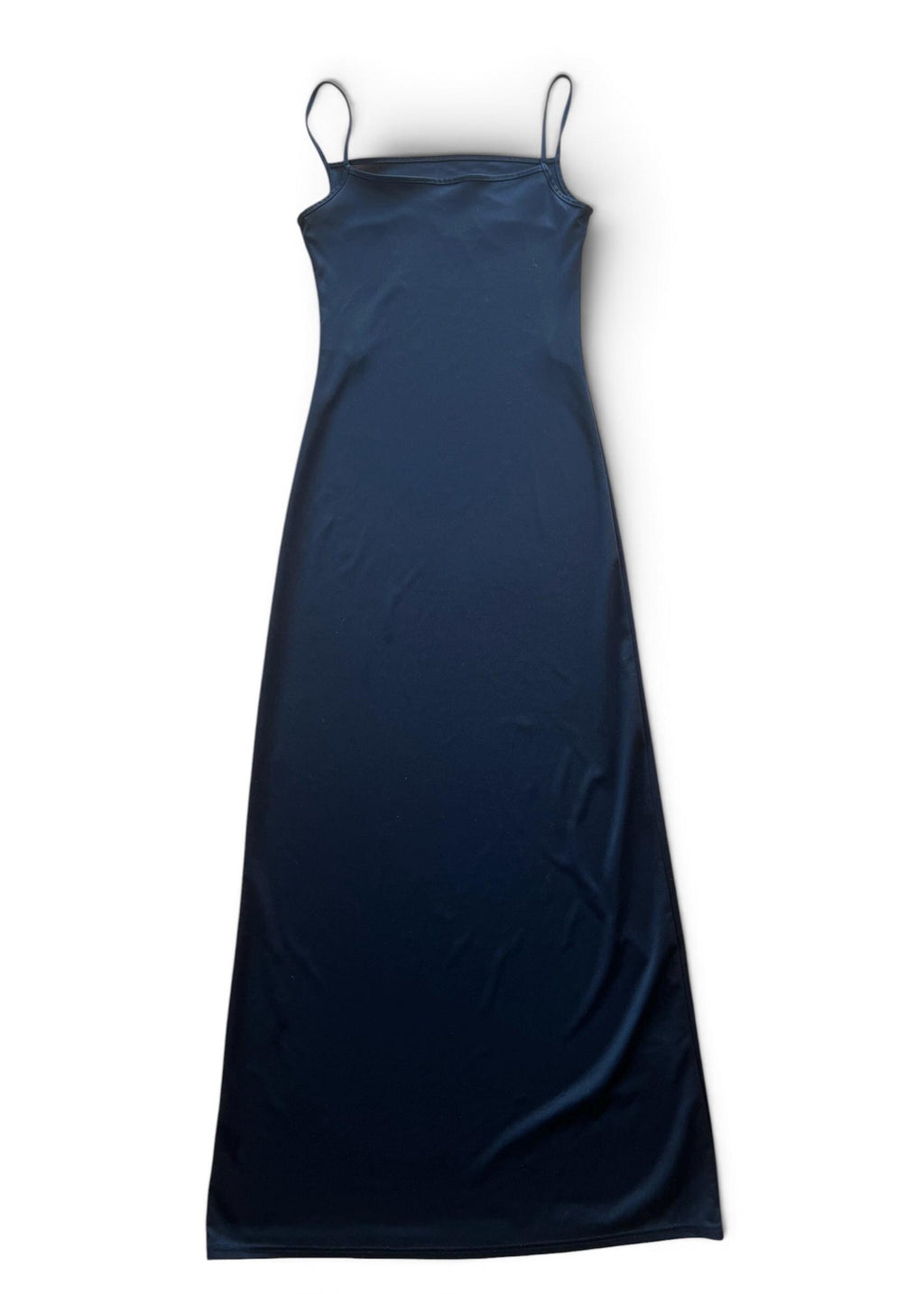 Abito lungo nero dal design minimal con delicato scollo drappeggiato e sottili spalline