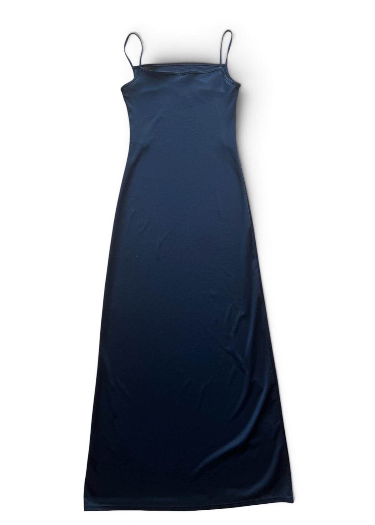 Abito lungo nero dal design minimal con delicato scollo drappeggiato e sottili spalline