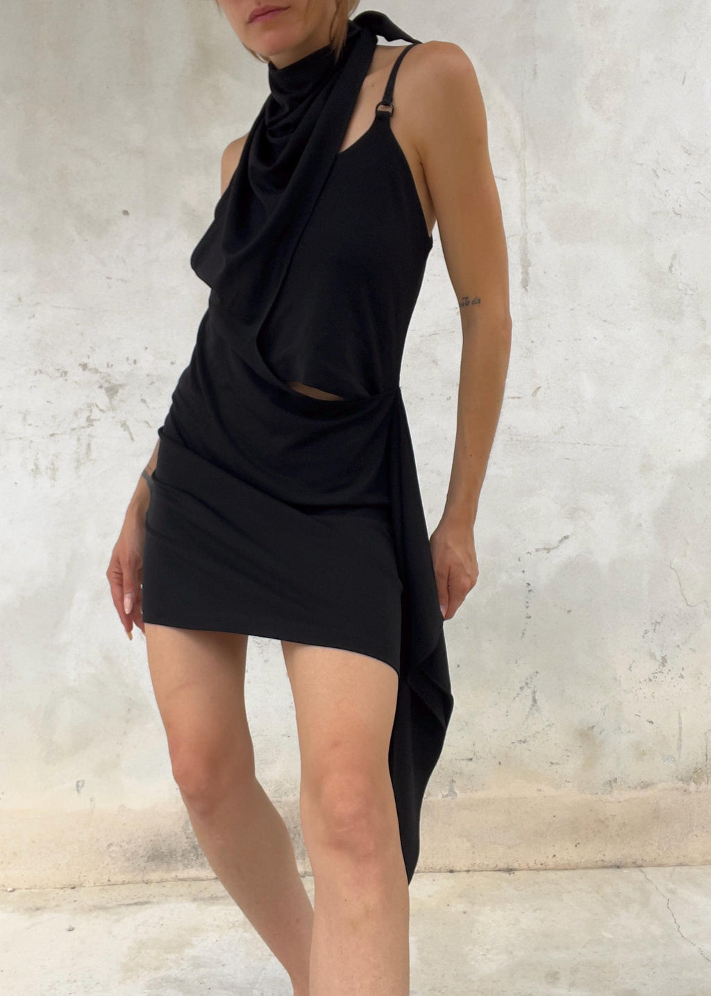 Mini Abito Nero Y2K Drappeggiato con Sciarpa