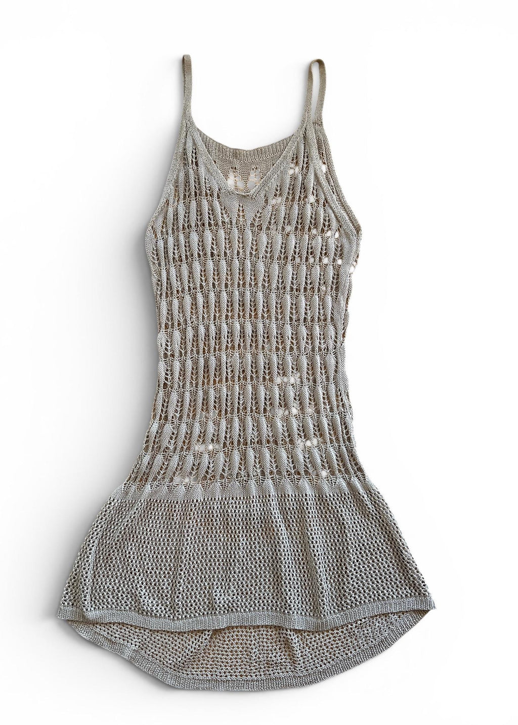 Abito copricostume crochet in filo beige realizzato con punti maglia più aperti e più chiusi sul