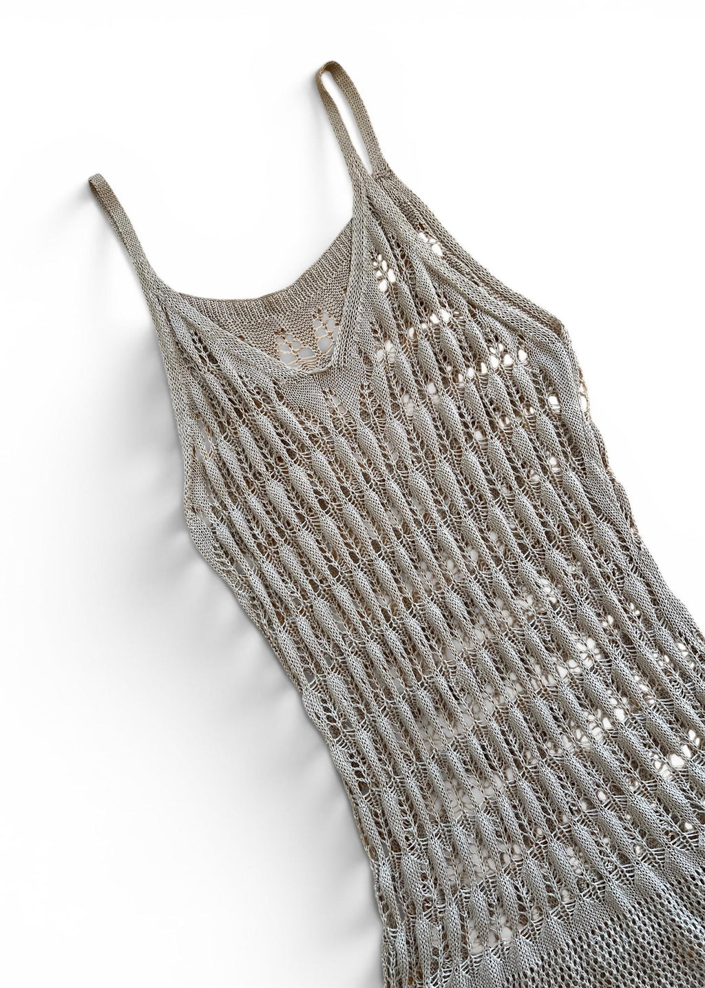 Abito copricostume crochet in filo beige realizzato con punti maglia più aperti e più chiusi sul