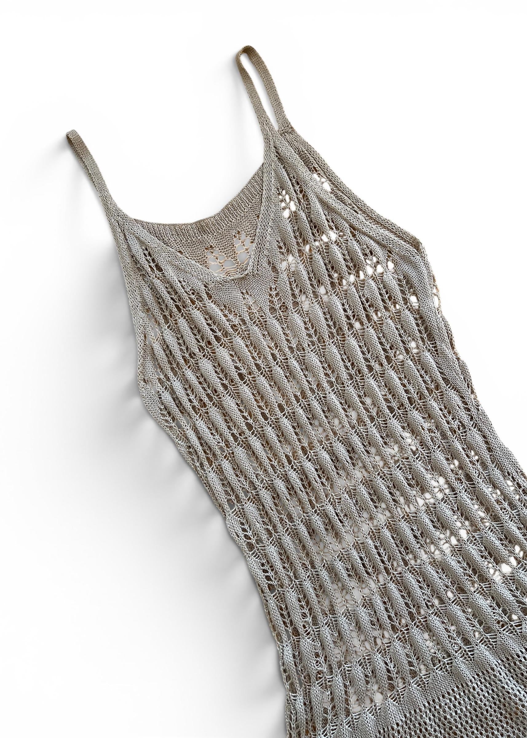 Abito copricostume crochet in filo beige realizzato con punti maglia più aperti e più chiusi sul