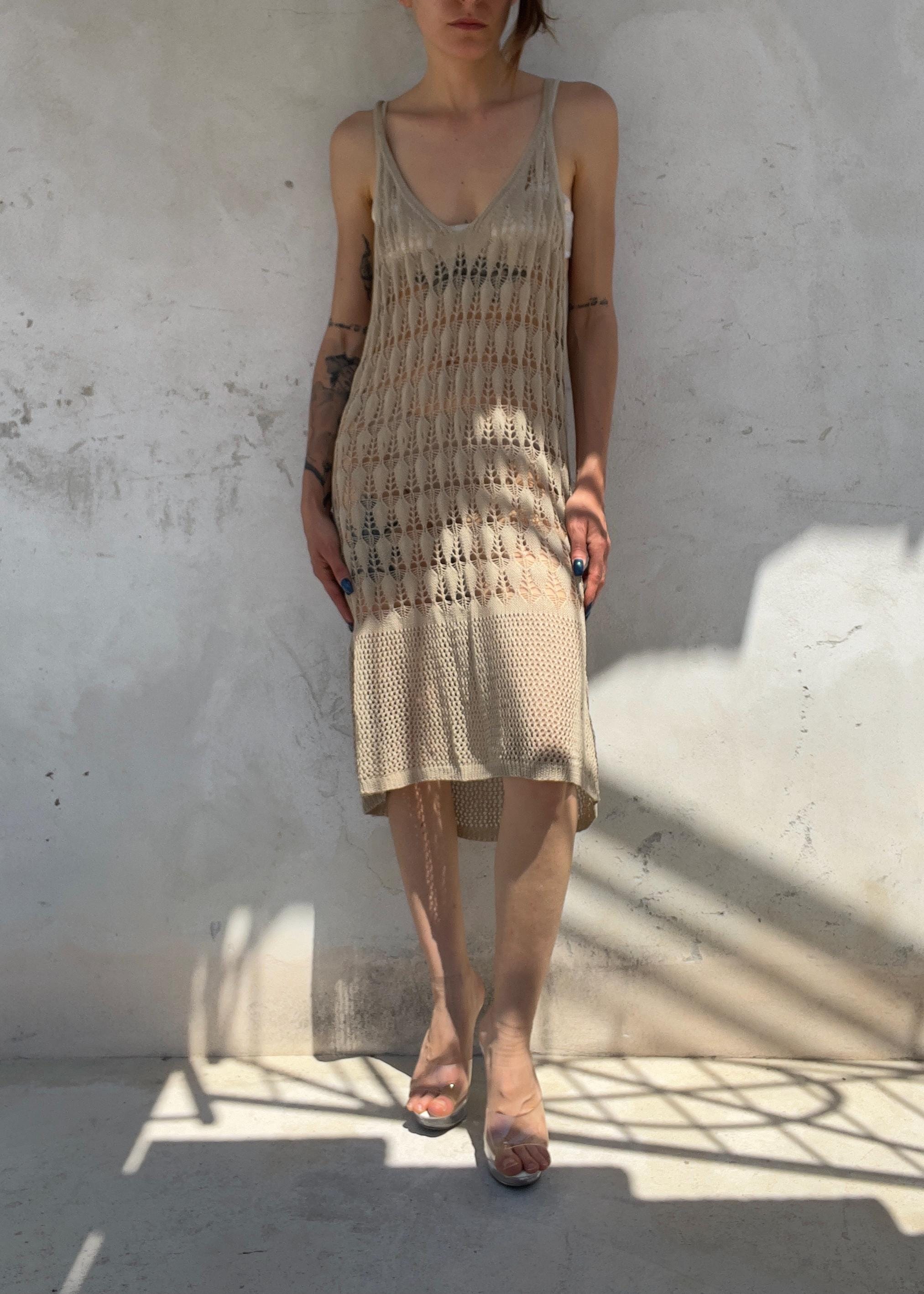 Abito copricostume crochet in filo beige realizzato con punti maglia più aperti e più chiusi sul
