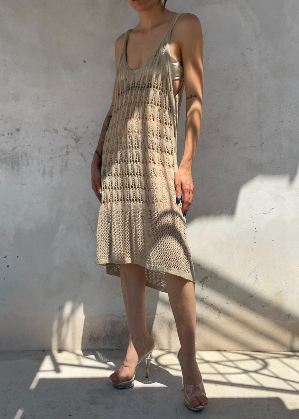 Abito copricostume crochet in filo beige realizzato con punti maglia più aperti e più chiusi sul