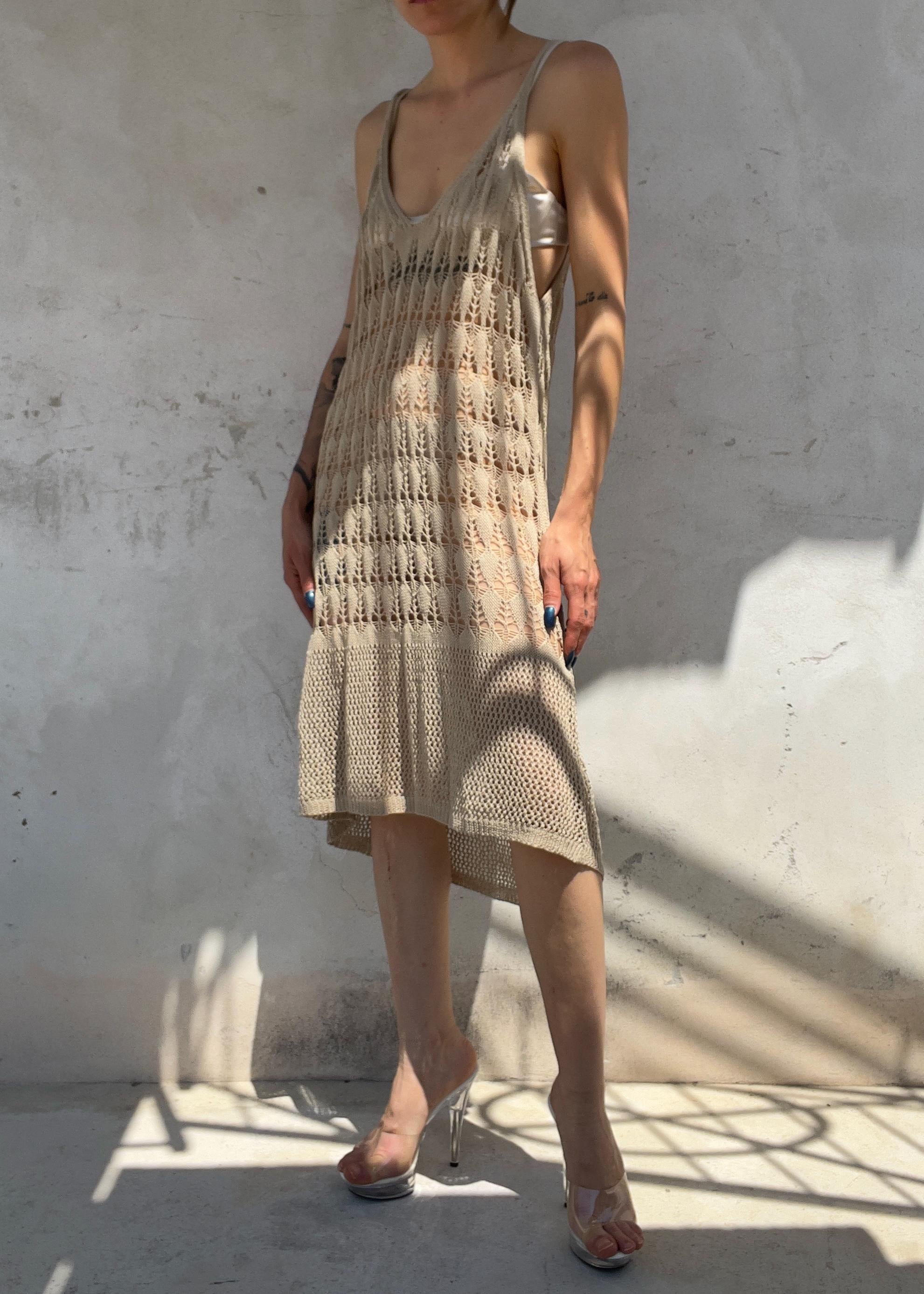 Abito copricostume crochet in filo beige realizzato con punti maglia più aperti e più chiusi sul