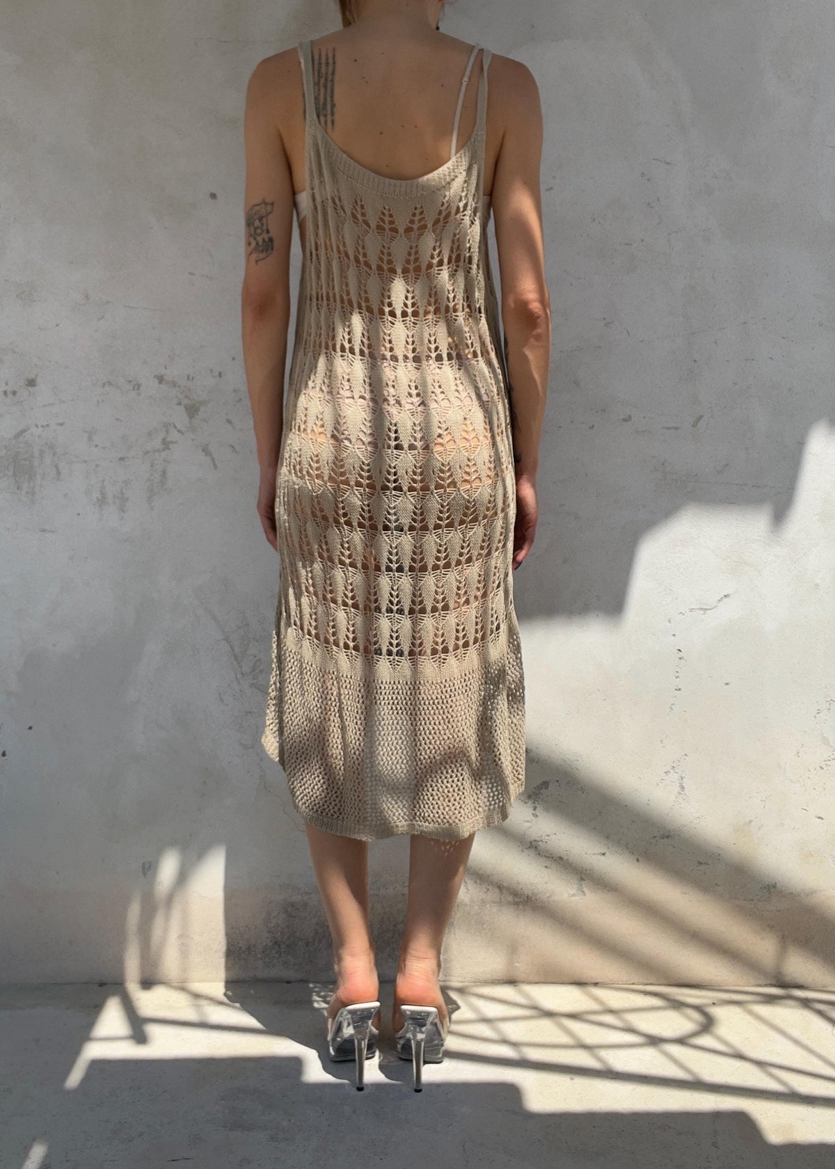 Abito copricostume crochet in filo beige realizzato con punti maglia più aperti e più chiusi sul