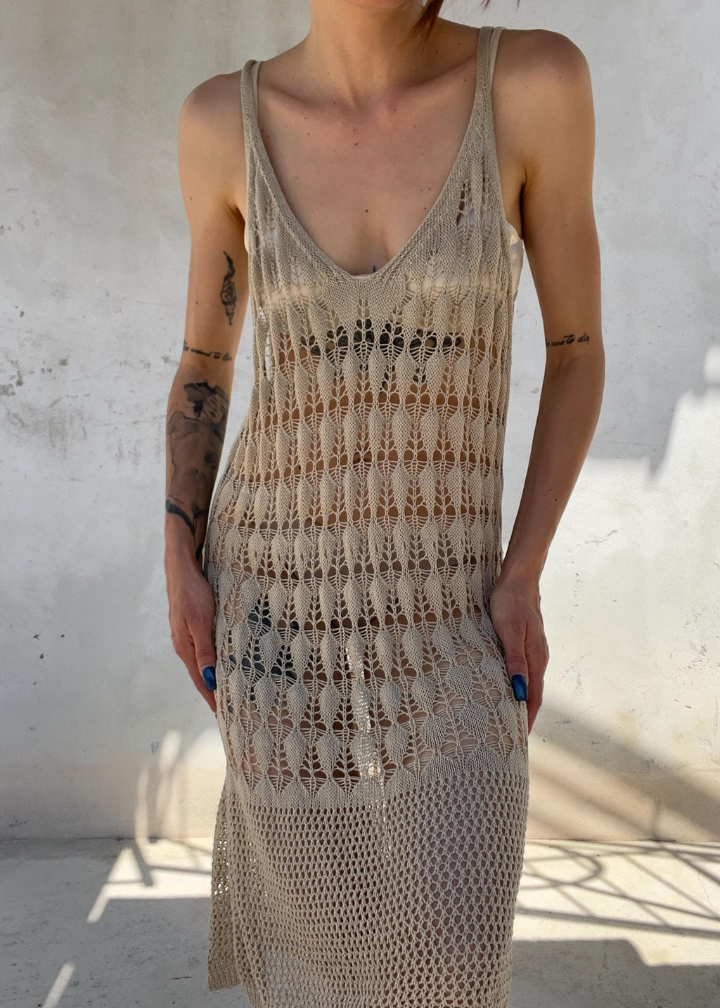 Abito copricostume crochet in filo beige realizzato con punti maglia più aperti e più chiusi sul
