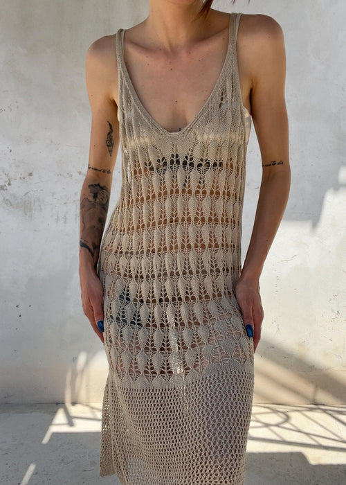 Abito copricostume crochet in filo beige realizzato con punti maglia più aperti e più chiusi sul