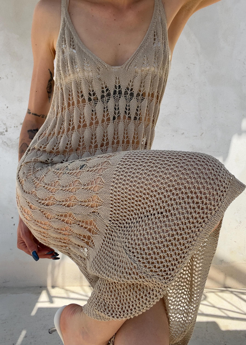 Abito copricostume crochet in filo beige realizzato con punti maglia più aperti e più chiusi sul