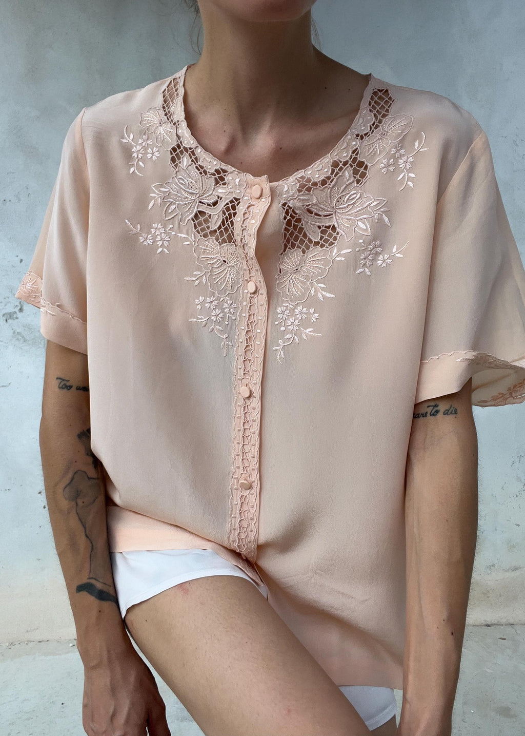 Camicia Vintage in Pura Seta Rosa Cipria con Ricami Floreali