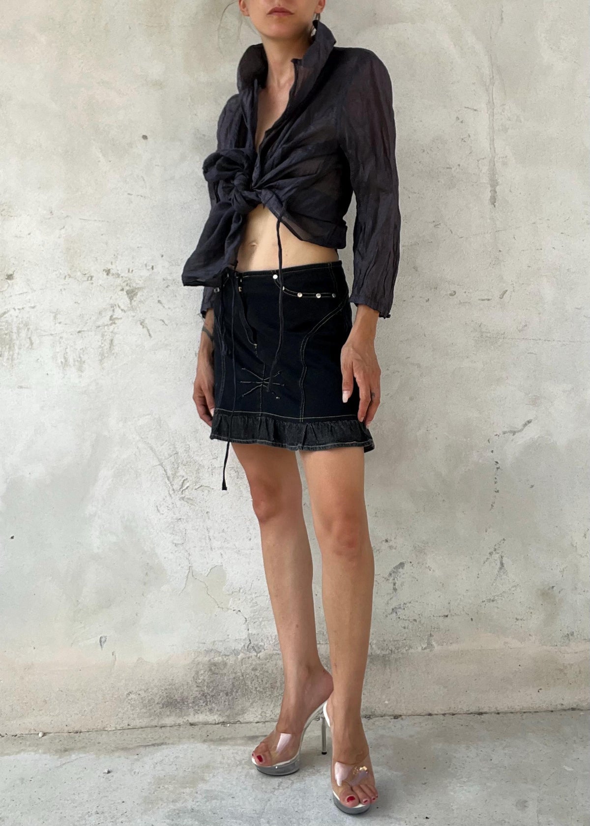 Minigonna Vintage Benetton Y2K Nera con Borchie, Volant Denim e Ricamo