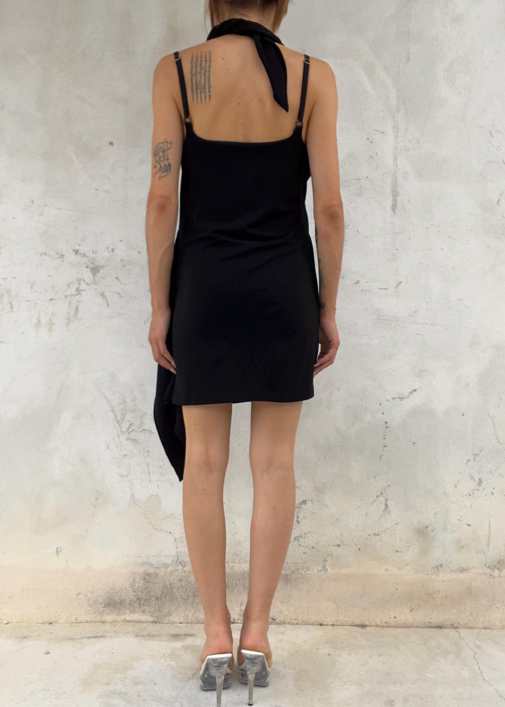 Mini Abito Nero Y2K Drappeggiato con Sciarpa