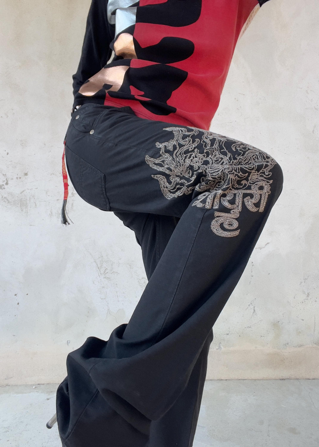Pantaloni Casucci Vintage Y2K Neri con Ricamo Orientale