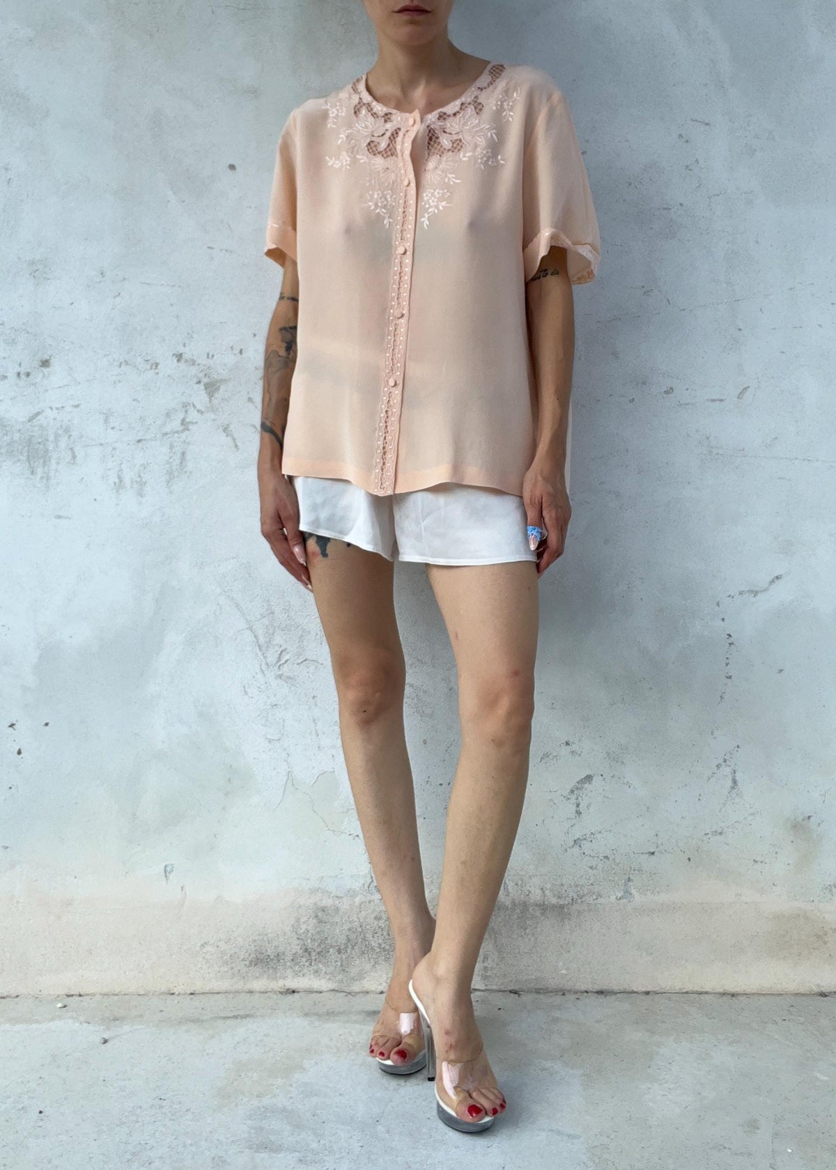 Camicia Vintage in Pura Seta Rosa Cipria con Ricami Floreali