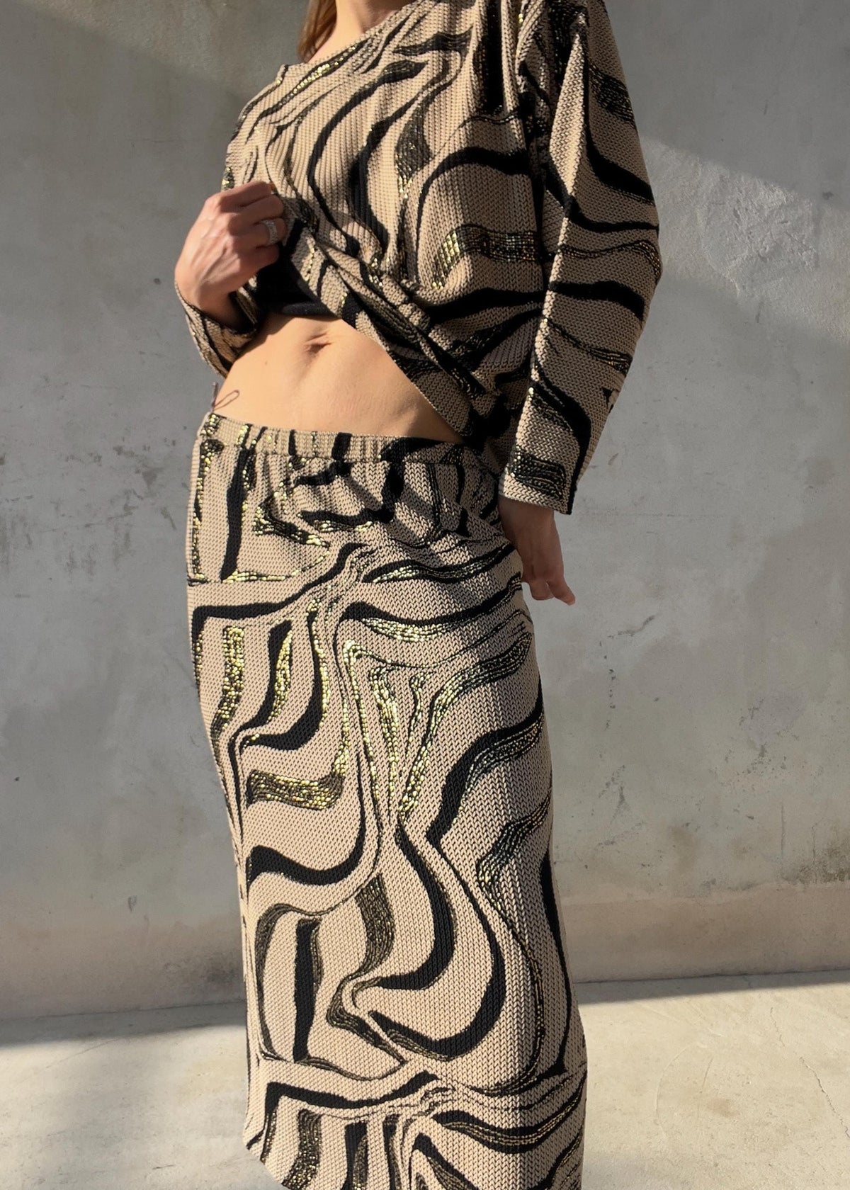 Completo vintage composto da top a maniche lunghe e gonna midi coordinata